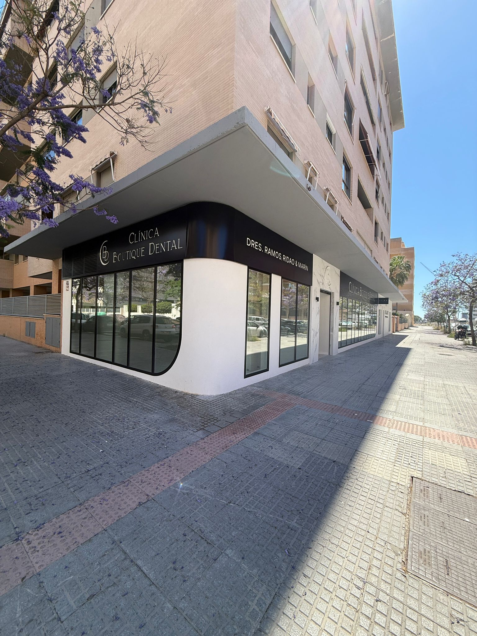 Entrada Clínica Boutique Dental esquina Calle Pilar Lorengar Málaga
