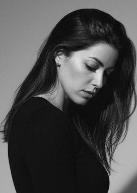 Dra. Catina Ridao García mirando hacia abajo, retrato en blanco y negro en Málaga