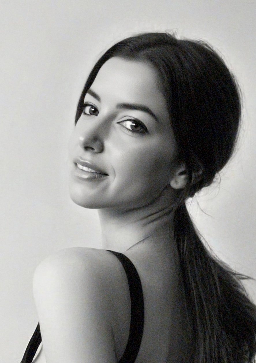 Retrato en blanco y negro de la Dra. Catina Ridao García, dentista en Málaga
