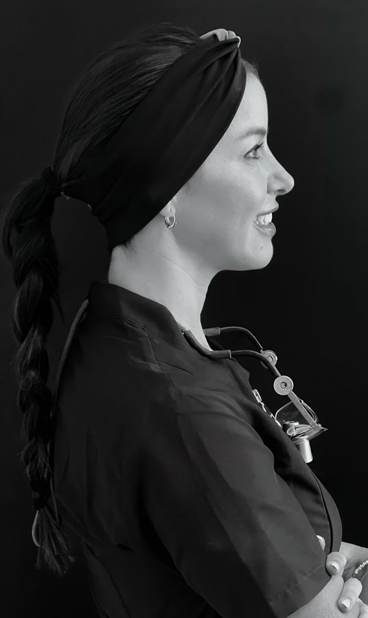 Dra. Catina Ridao García de perfil con turbante y trenza, retrato en blanco y negro en Málaga