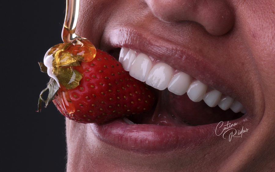 Fresa entre los dientes, fotografía dental creativa en Málaga