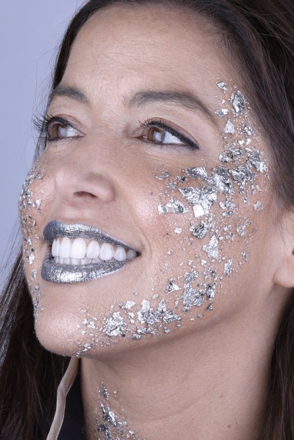 Retrato con purpurina plateada y sonrisa, fotografía dental artística en Málaga